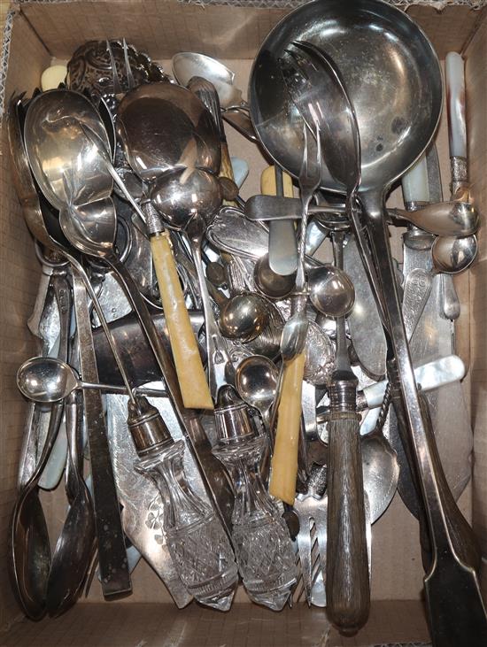 A part set of mother opearl handled cutlery (25)